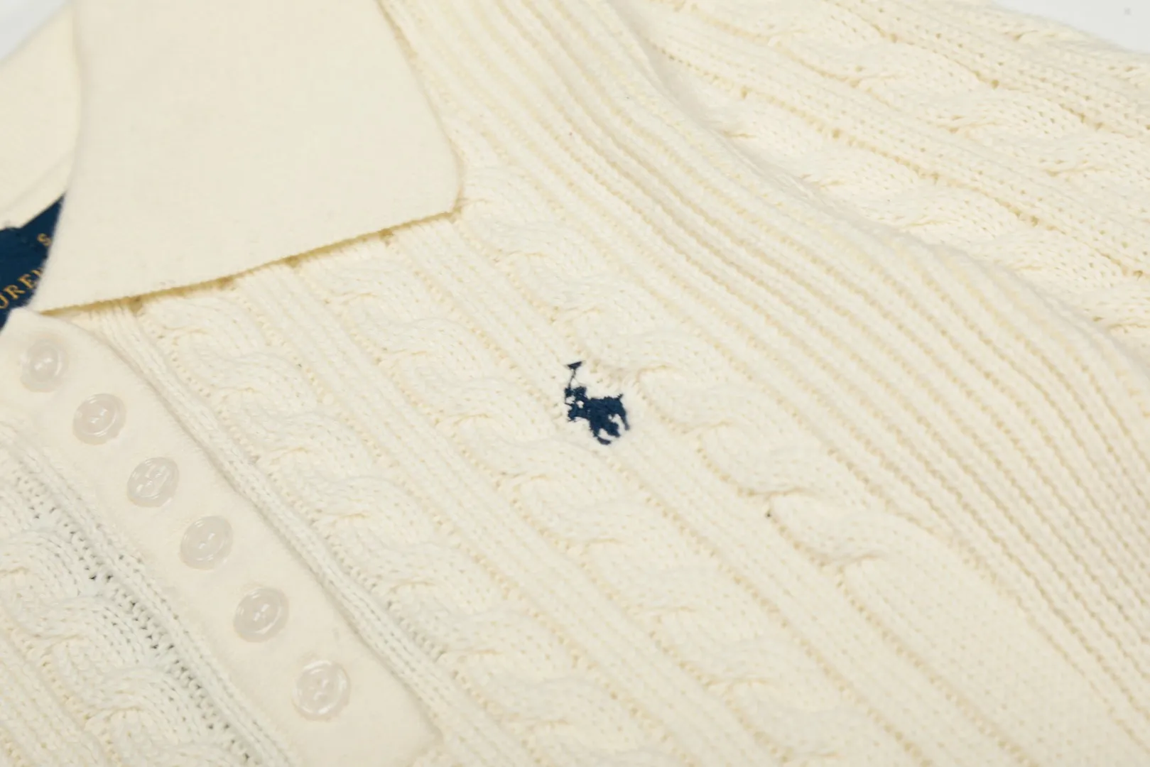 P250 top quality" Style number: DS050# (not off the shelves all year round) [Ralph Lauren lapel twist solid color basic pony embroidery logo goddess sweater] ✅Ralph Lauren Ralph Lauren goddess slim fit POLO lapel twist knit open chest autumn and winter sweater ✅Main supplier platform live broadcast Wholesale entity Wholesale entity Replenish when out of stock Not off the shelf ✅ZP quality 1:1 version Scan the code to enter the GF website Counter quality ✅Details and quality are the only one in Guangzhou. Imported quality cotton yarn, focusing on high-end, cost-effective, good quality needless to say. ✅Restore the original version. The maximum size can be worn up to 150 pounds. Loose, comfortable and stress-free. ✅The upper body is simple and easy to put on. A must-have for goddess ootd. Good-looking clothes are never picky. A must-have in the goddess's wardrobe. Size: S-XL. Color: black, milky white, gray, navy blue, burgundy.